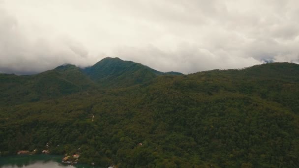 Εναέρια προβολή όμορφη ακτογραμμή στο τροπικό νησί. Camiguin νησί Φιλιππίνες. — Αρχείο Βίντεο