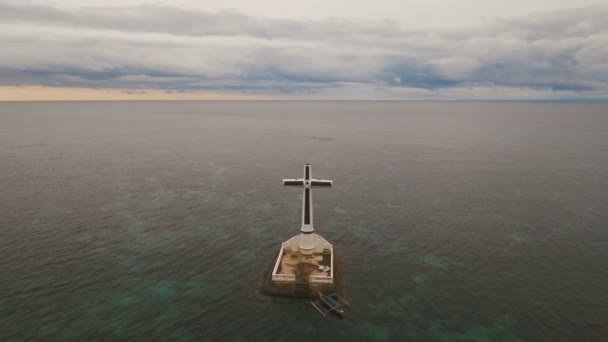 Katholiek kruis in de zee. — Stockvideo