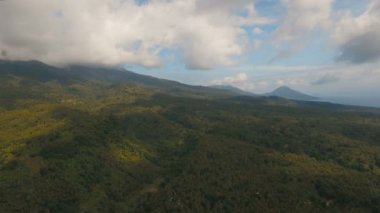 Tropikal orman ile Dağları. Camiguin Adası Filipinler.