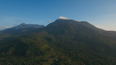 Tropikal orman ile Dağları. Camiguin Adası Filipinler.