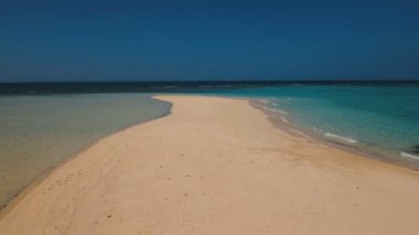 Havadan görünümü güzel plaj tropikal adada. Camiguin Adası Filipinler.