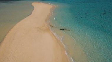 Havadan görünümü güzel plaj tropikal adada. Camiguin Adası Filipinler.