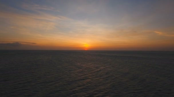 Piękny zachód lub wschód słońca nad morze, widok z lotu ptaka. Filipiny. — Wideo stockowe