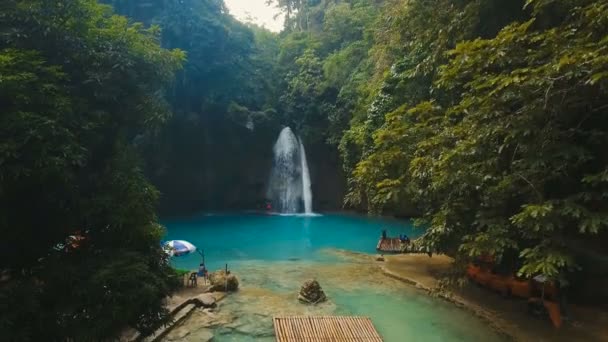 Pięknym tropikalnym wodospadem. Kawasan Falls. Wyspa Cebu Filipiny. — Wideo stockowe