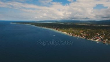 Havadan görünümü güzel plaj tropikal adada. Cebu Adası Filipinler.