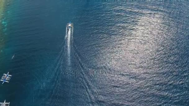 Моторная лодка на море, вид с воздуха. . — стоковое видео