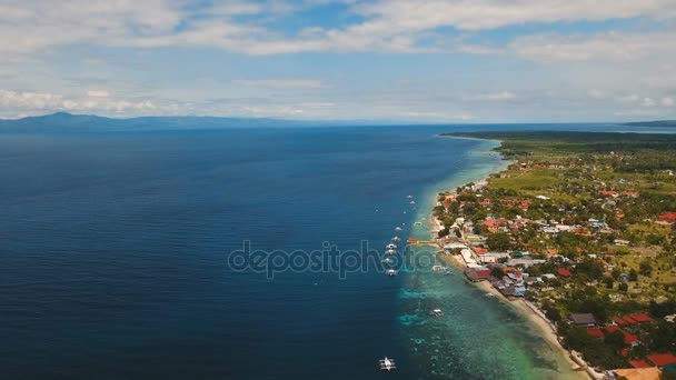 Havadan görünümü güzel plaj tropikal adada. Cebu Adası Filipinler. — Stok video