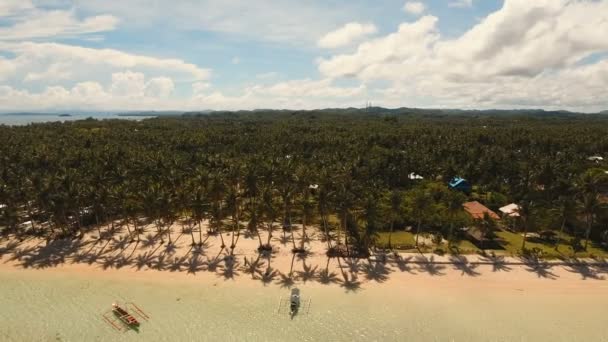 Antenne bekijken strand op een tropisch eiland. Mindanao, Siargao. — Stockvideo