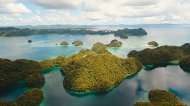 Havadan görünümü tropikal lagün, deniz, plaj. Tropik ada. Siargao, Türkiye.