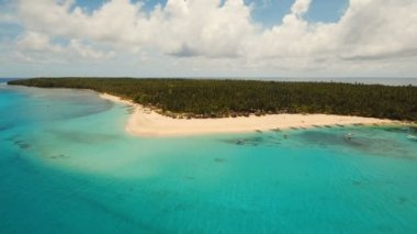 Havadan görünümü güzel plaj tropikal adada. DACO Adası, Filipinler, Siargao.