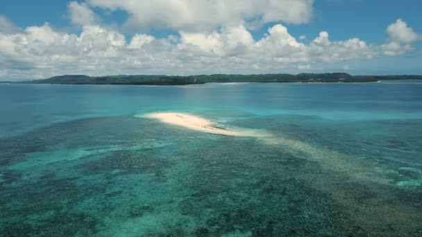 Mooie luchtfoto strand op het tropische eiland. Siargao island, Filippijnen. — Stockvideo