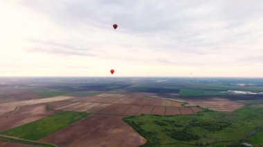 Sıcak hava balonları bir alanın üzerinde gökyüzünde. Havadan görünümü