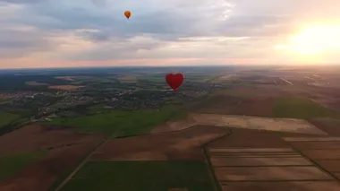 Sıcak hava balonu gökyüzüne bir alanın üzerinde. Havadan görünümü