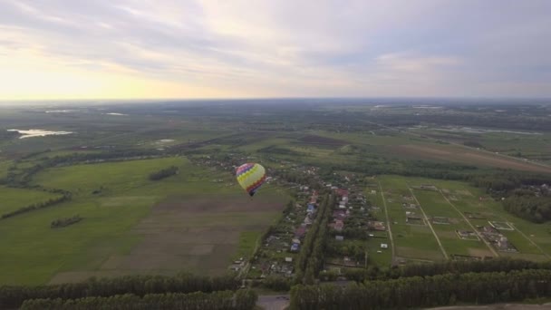 Montgolfières dans le ciel au-dessus d'un champ.Vue aérienne — Video