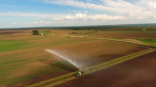 Zicht vanuit de lucht: Irrigatiesysteem dat een landbouwveld besproeit. — Stockvideo