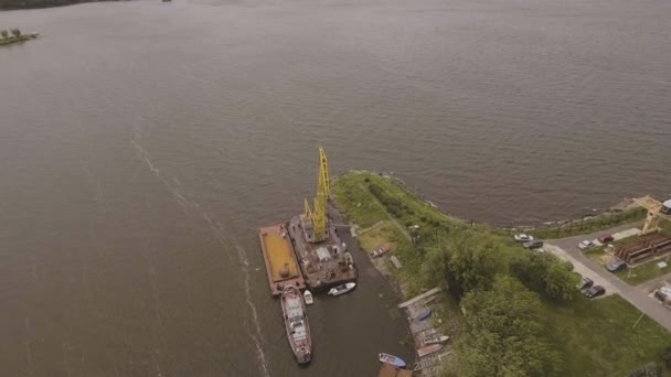 공중에서 본 사진: 기중기와 배가 있는 강 항구. — 비디오