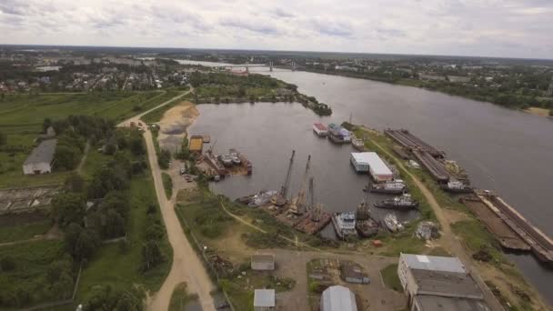 Vista aérea: Puerto fluvial con grúas y barcos. — Vídeo de stock