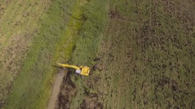 Ekskavatör alanında bir siper kazma. Hava video.