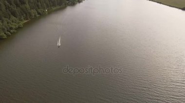 Sürat teknesi Nehri üzerinde. Hava video.