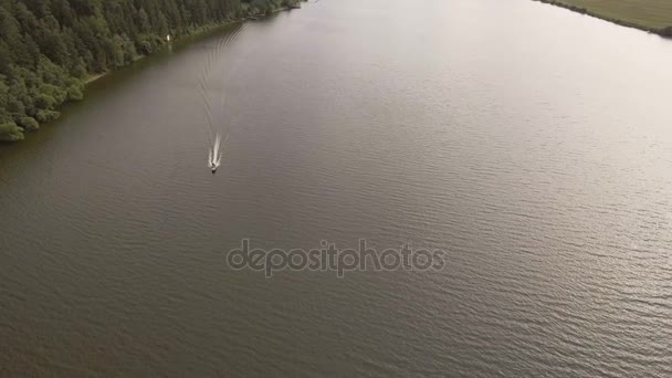 Barco de velocidad en el río.Vídeo aéreo . — Vídeo de stock