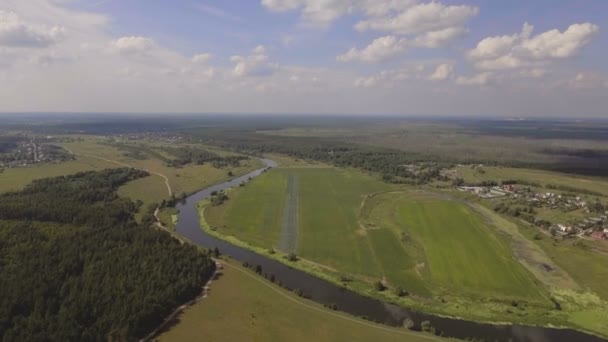 Landschaft des Feldes, Fluss.Luftaufnahme. — Stockvideo