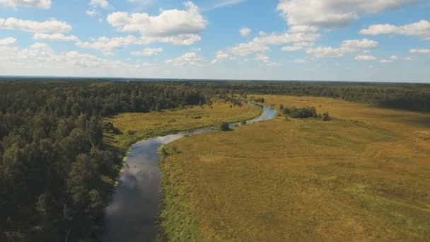 Vliegen over de rivier. Luchtfoto video. — Stockvideo