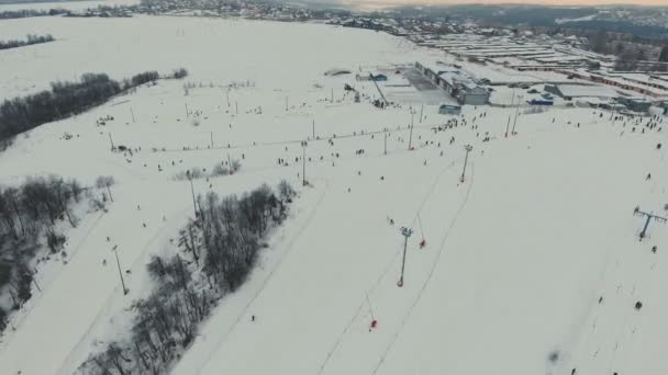 Ośrodek narciarski w sezonie zimowym. Widok z lotu ptaka. — Wideo stockowe