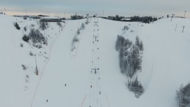 在冬季的滑雪胜地。鸟瞰图. — 图库视频影像