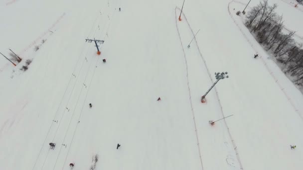 Гірськолижний курорт в зимовий сезон. Вид з повітря . — стокове відео