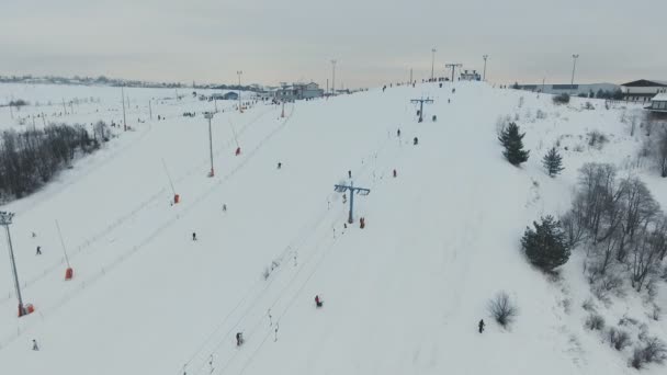 Lyžařské středisko v zimní sezóně. Letecký pohled. — Stock video