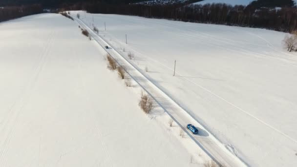 Samochód na zimowe drogi. Pejzaż zimowy. — Wideo stockowe