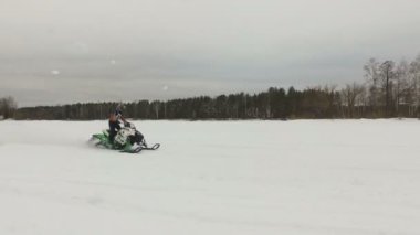 Bir kar arabası yarış.