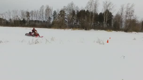 Corrida em uma moto de neve . — Vídeo de Stock