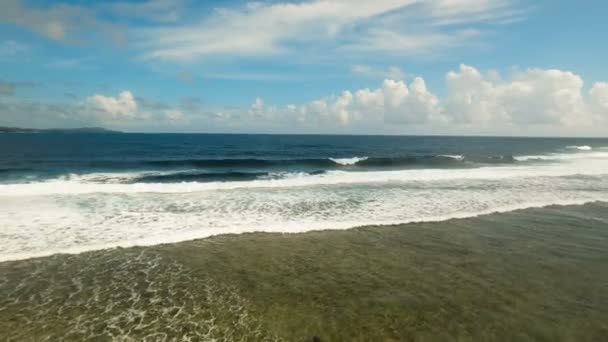 Вода поверхні пташиного польоту. Острів Siargao Філіппіни. — стокове відео