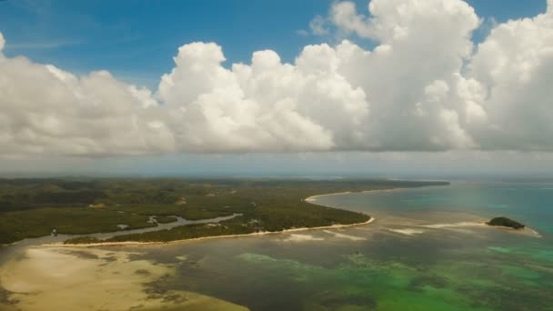 空中では、熱帯の島の美しいビーチを表示します。Siargao フィリピン. — ストック動画