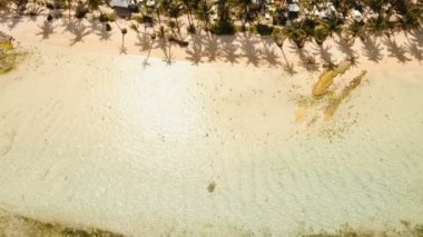 Hava güzel bir plaj tropikal bir adada görüntüleyin. Filipinler, Siargao.