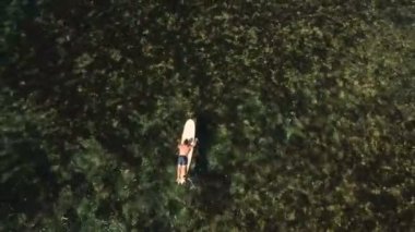 Havadan görünümü sörfçü dalgaları üzerinde. Siargao, Türkiye. Cloud 9.