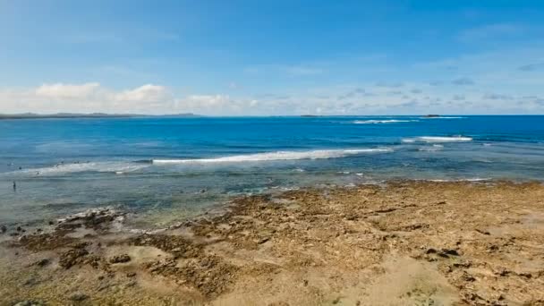 Surfistas de vista aérea en las ondas.Siargao, Filipinas. Nube 9 . — Vídeos de Stock