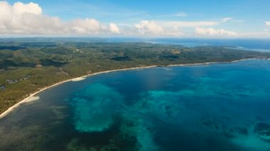 Tropik ada, plaj, kayalar ve dalgalar deniz manzarası. Siargao, Türkiye.