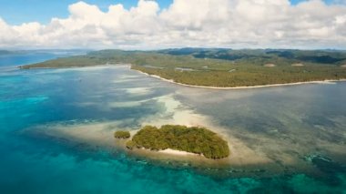 Hava güzel bir plaj tropikal bir adada görüntüleyin. Filipinler, Siargao.