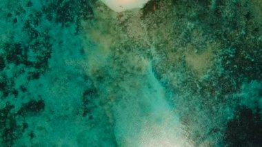 Havadan görünümü güzel plaj tropikal adada. Guyam Adası, Filipinler, Siargao.