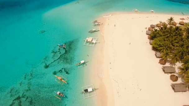 Vista aerea bellissima spiaggia sull'isola tropicale. Isola di Daco, Filippine, Siargao . — Video Stock