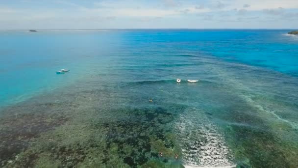 Vista aérea hermosa playa en la isla tropical. Isla de Daco, Filipinas, Siargao . — Vídeos de Stock