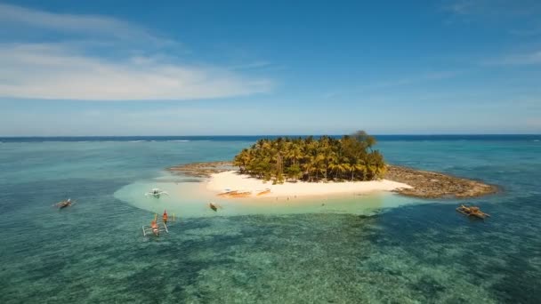 Vista aérea hermosa playa en la isla tropical. Isla de Guyam, Filipinas, Siargao . — Vídeo de stock