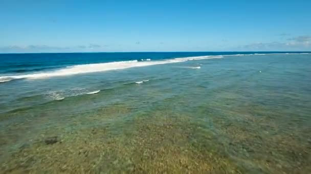 Su yüzey havadan görünümü. Siargao Adası Filipinler. — Stok video