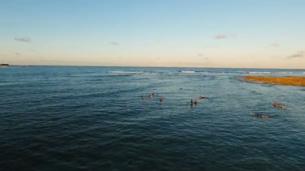 Surfistas de vista aérea en las olas al atardecer. Siargao, Filipinas. Nube 9 . — Vídeo de stock