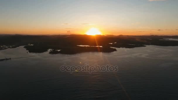 Hermosa puesta de sol sobre el mar, vista aérea. Isla de Siargao Filipinas . — Vídeo de stock
