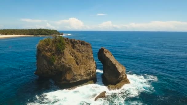 青い海で岩、崖。Philippines,Siargao.Aerial ビュー. — ストック動画