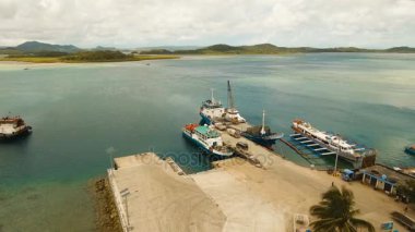Kargo ve yolcu Dapa şehir havadan görünümü limanında transit. Siargao Adası, Filipinler.