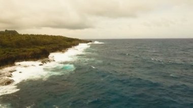 Havadan görünümü kayalıklarla ve dalga. Filipinler, Siargao.
